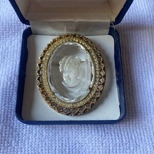 Vintage brooch golden tone frame filigree rhinestones cameo